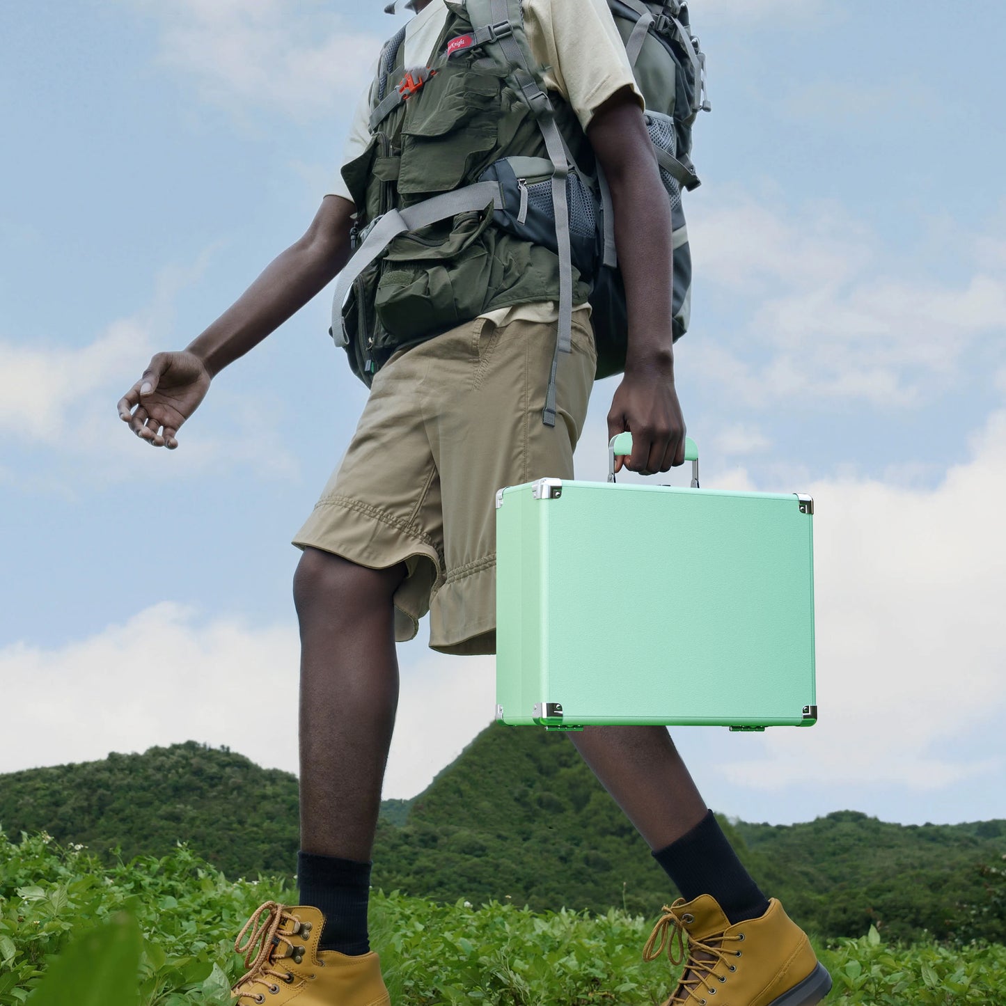 Vinyl Record Player 3 Speed Turntable with Bluetooth, Built in Battery, Portable Suitcase, Built in Speakers, 3.5mm Headphone Jack Aux in/RCA Out Green for Home Decoration Gift